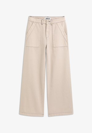 Beige wijde broek met hoge taille, voorzakken met klep, lussen voor een riem, knoopsluiting en opvallende stikseldetails.