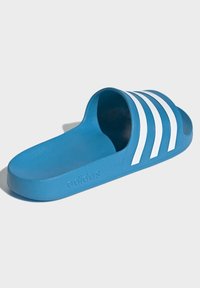 Blauwe plastic slide-sandaal met een gestructureerde afwerking, voorzien van drie witte strepen over de bovenkant en een reliëf "adidas"-logo op de zijkant.