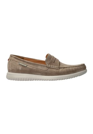 Mocassin pour homme en daim taupe avec semelle en caoutchouc blanche, couture mocassin et une petite étiquette sur le côté, sur fond blanc.