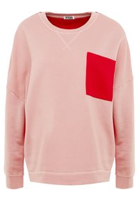 Sudadera rosa hecha de tela suave, con un bolsillo rojo en el lado izquierdo, cuello redondo y puños acanalados. Acentuada por detalles mínimos de costura.