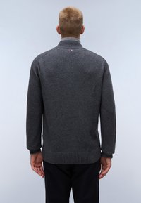 Ciemnoszary sweter z okrągłym dekoltem i ściągaczami, zdobiony subtelnym detalem logo w okolicy szyi. Miękka, teksturowana tkanina.