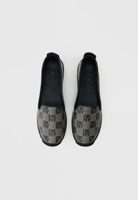 Μαύρα και γκρι παπούτσια χωρίς κορδόνια με σχέδιο λογοτύπου, διαθέτουν επάνω μέρος από υφή υφάσματος και λείο μαύρο εσωτερικό. Λαστιχένια σόλα για πρόσφυση.