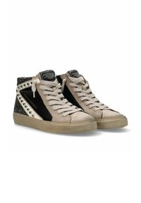 Zapatillas altas en ante beige y negro, con acentos texturizados en negro, detalles de tachuelas y cordones planos, con una suela de goma.