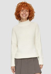 Biały sweter dzianinowy z wysokim kołnierzem, prążkowanymi mankietami i luźnym krojem. Nosi się go na szaro paskowanej mini spódnicy.