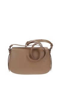 Borsa a tracolla in pelle beige con una superficie liscia, forma curva, tracolla regolabile e design minimalista senza hardware visibile.