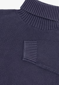 Marineblauer Pullover aus texturiertem, rautenförmigem Strickstoff. Verfügt über einen hohen, gerippten Kragen und ein kleines, geripptes Patch auf der Vorderseite.