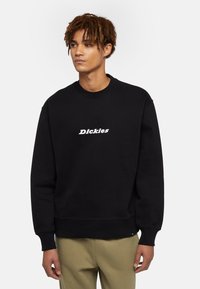 Zwarte sweatshirt van katoen, met een ronde hals en ribgebreide manchetten. Het heeft het "Dickies"-logo in het wit over de borst staan.