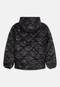 Giacca a vento nera con cappuccio, imbottita, con un motivo a linea di contorno bianco e il marchio "Lee". Presenta una texture trapuntata e polsini elasticizzati.