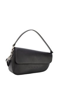 Bolso de mano de cuero negro con un diseño curvo, asa superior y herrajes plateados. Presenta un logotipo en relieve en el frente. Textura suave.