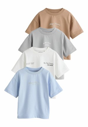 Štyri tričká s krátkym rukávom a okrúhlym výstrihom v béžovej, šedej, bielej a svetlomodrej farbe, každé s malým potlačeným motivačným textom na hrudi.