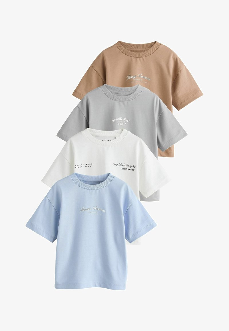 Quatre T-shirts à manches courtes à col rond en beige, gris, blanc et bleu clair, chacun avec un petit texte motivant imprimé sur la poitrine.