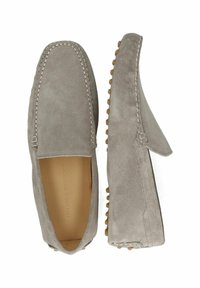 Grå ruskinds loafers med stikninger, teksturerede sider og gummipebble såler for godt greb. Åben bagdesign for nem påtagning.