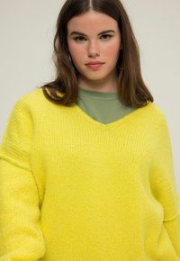 Studio Untold V-HALS WIJDE LANGE MOUWEN - Strickpullover - lichtgeel
