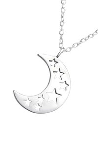 Zilveren hangertje in de vorm van een halve maan met uitgesneden sterren, hangend aan een zilveren ketting. Het ontwerp heeft een gladde, glanzende afwerking en verfijnde details.