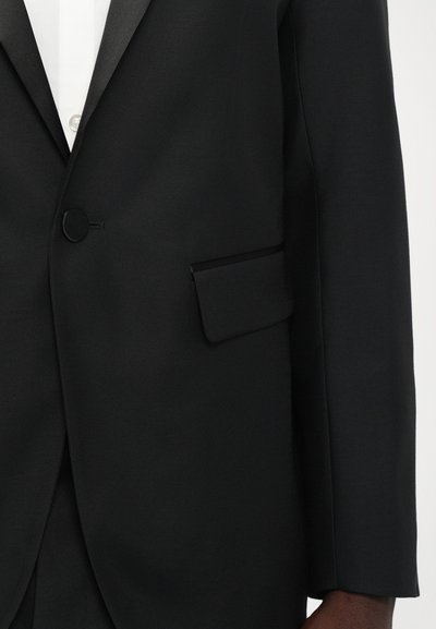 Schwarzer Blazer mit einem einzigen Knopfverschluss, Reverskragen und einer Paspeltasche. Das Material hat eine glatte Textur mit einem leichten Schimmer.