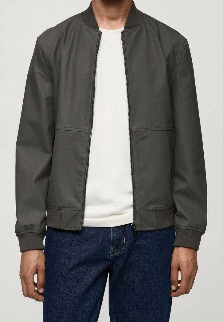 Chaqueta bomber gris de tela lisa, con cremallera frontal, puños acanalados, dos bolsillos delanteros y una camiseta blanca lisa debajo.