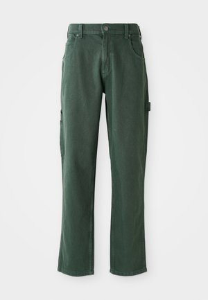 Pantalons cargo verts en mélange coton, avec une coupe droite, des poches et des coutures ton sur ton. Texture lisse avec un éclat subtil.