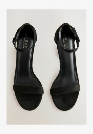 Zwarte suède hoge hak sandalen met een slim enkelbandje en een brede voorband. Gladde textuur met een gepolijste binnenkant en een afgerond te ontwerp.