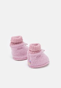 Rosa fleecefiltstövlar med en ribbad rosa stickad kant, med små detaljer och en broderad regnbågsetikett på sidan.