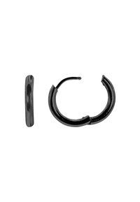 Orecchini a cerchio neri in metallo con finitura lucida. Presentano un design circolare e liscio con una leggera apertura per la chiusura. Design compatto e leggero.