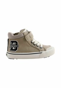Beige hoge sneakers met veters en klittenbandsluiting, rubberen zool, geborduurd "Baker" logo en zwarte accent op de achterkant.