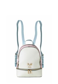Witte en lichtroze nepleer rugzak met gouden hardware, een ronde vorm, verstelbare lichtblauwe straps en ritsdetails.