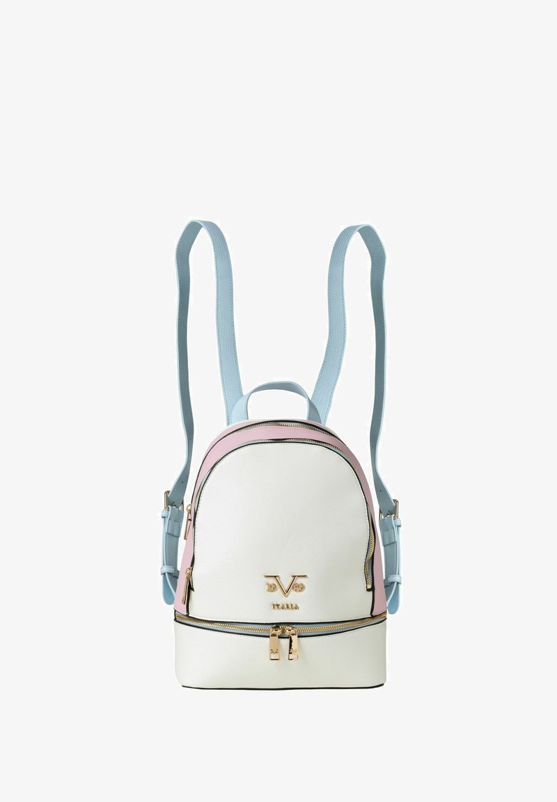 Witte en lichtroze nepleer rugzak met gouden hardware, een ronde vorm, verstelbare lichtblauwe straps en ritsdetails.