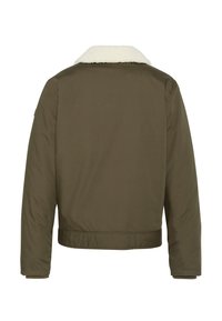 Kurtka oliwkowozielona z miękkim, białym sztucznym kożuchem na kołnierzu, długimi rękawami i krótkim krojem. Gładka faktura bez widocznych zapięć czy wzorów.