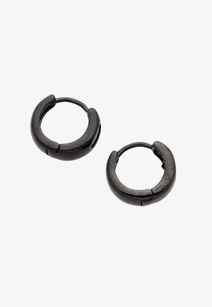 Paar kleine, schwarze, polierte Metallcreolen mit Klappverschluss vor weißem Hintergrund.