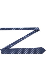 Granatowy krawat wykonany z tkaniny, zdobiony białym geometrycznym wzorem, w standardowym kształcie z zaostrzonym końcem, gładka faktura.