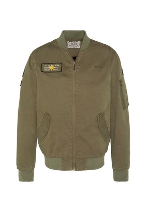 Olivengrøn bomberjakke med lynlås foran, to skrå frontlommer, ribbet krave, ærmegab og kant samt et mærke på venstre bryst.