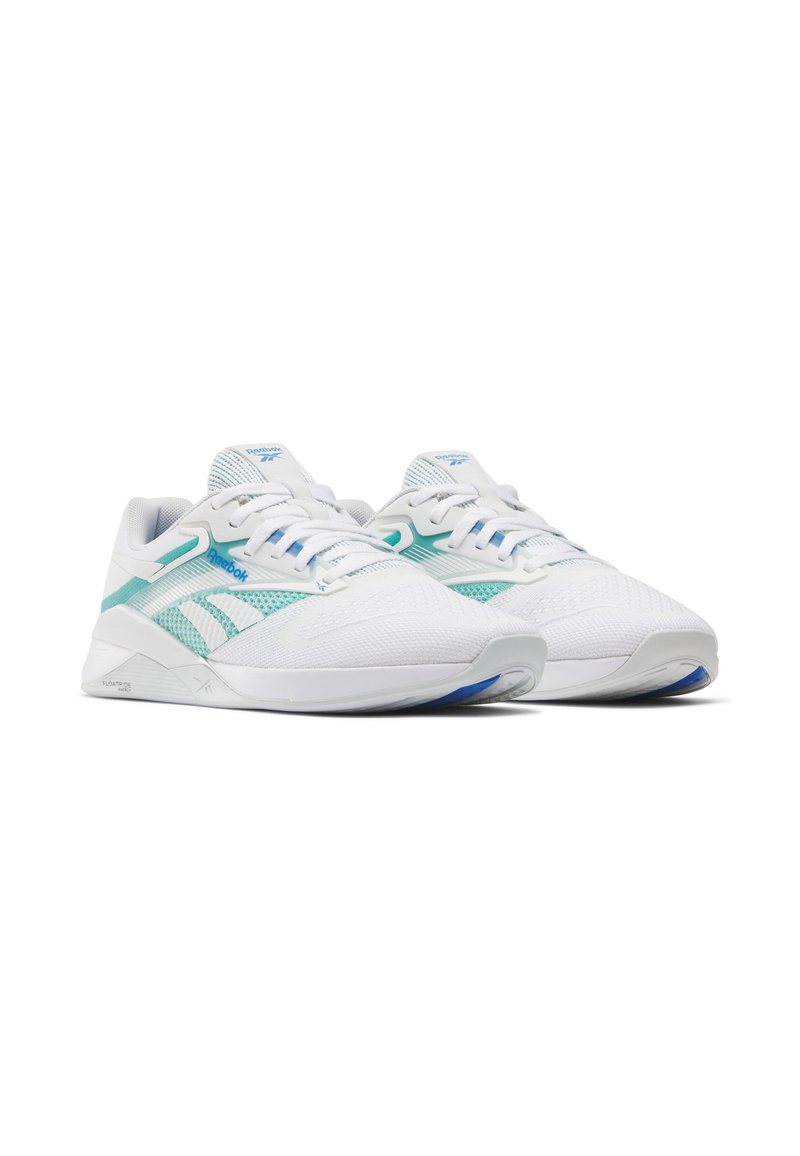Zapatillas deportivas blancas con textura de malla, con acentos turquesa, cordones y una suela de goma flexible. Diseñadas para comodidad y soporte.