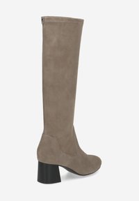 Bottes en suede taupe jusqu'aux genoux avec un talon carré et une texture lisse. Présente un design ajusté et des détails de couture minimalistes.