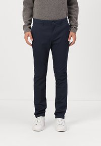 Navyblaue Slim-Fit-Hosen aus einem Baumwollmix, mit einem vorderen Knopfverschluss, Gürtelschlaufen und Seitentaschen.