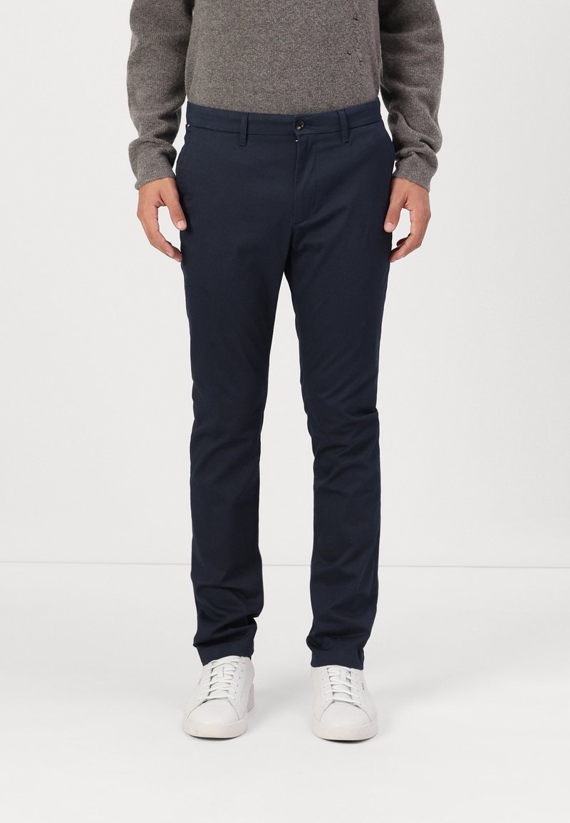 Navyblaue Slim-Fit-Hosen aus einem Baumwollmix, mit einem vorderen Knopfverschluss, Gürtelschlaufen und Seitentaschen.