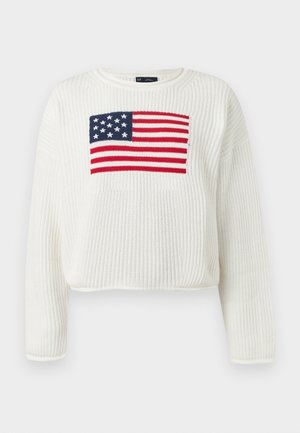 Λευκό πλεκτό πουλόβερ με στρογγυλή λαιμόκοψη και πλεκτό σχέδιο με την αμερικανική σημαία στο στήθος, με κόκκινες, λευκές και μπλε αποχρώσεις.