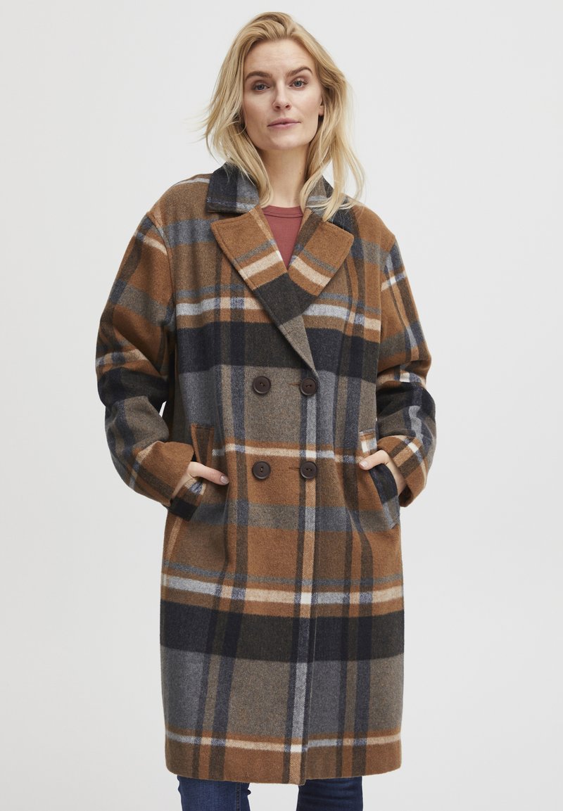 Brun- og gråternet uldfrakke med dobbelte knapper, oversize krave og sidelommer, som har en blød tekstur og et varmt design.