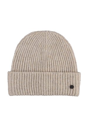 Beżowa prążkowana dzianinowa czapka z daszkiem, z podwiniętym mankietem i małą okrągłą czarną metką z logo na dole po prawej stronie mankietu.