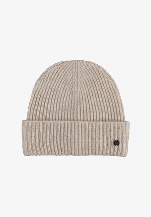 Bonnet en tricot côtelé beige avec revers plié et petite étiquette ronde noire avec logo sur le bas du revers, côté droit.