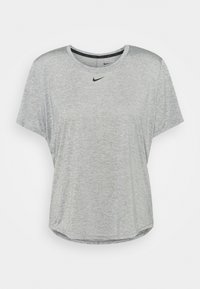 Camiseta atlética gris de manga corta hecha de material ligero. Presenta un logo negro de Nike en el pecho, dobladillo redondeado y cuello redondo.