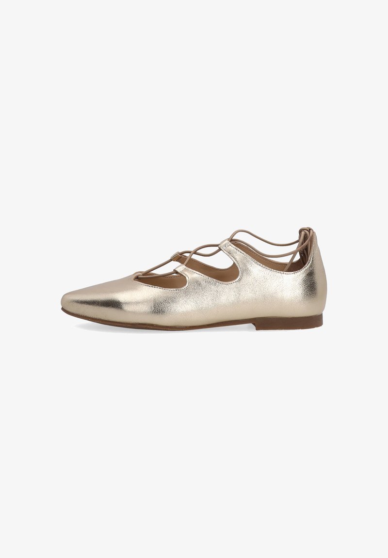 Metallisch goldene flache Schuhe mit spitzem Zeh, sichtbaren Ausschnitten und flacher Sohle. Glatte Textur mit überkreuzten Riemen an den Seiten.