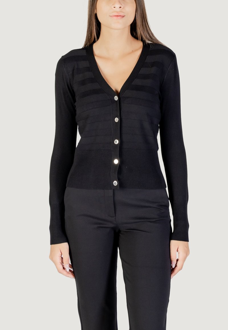 Cardigan lungo nero a maniche lunghe con scollatura a V e chiusura a bottoni, caratterizzato da una texture a righe orizzontali e orli e polsini a coste.