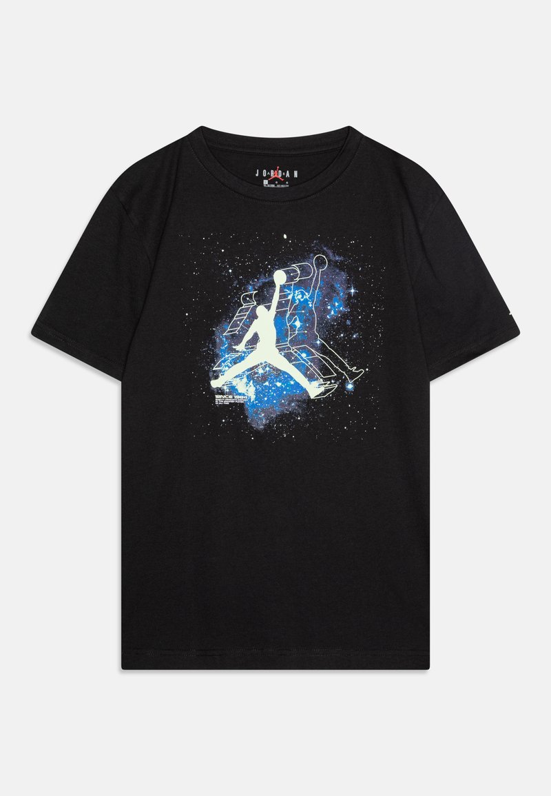 Schwarzes Baumwoll-T-Shirt mit einem grafischen Design eines Basketballspielers in Weiß und Blau vor einem kosmischen Hintergrund.