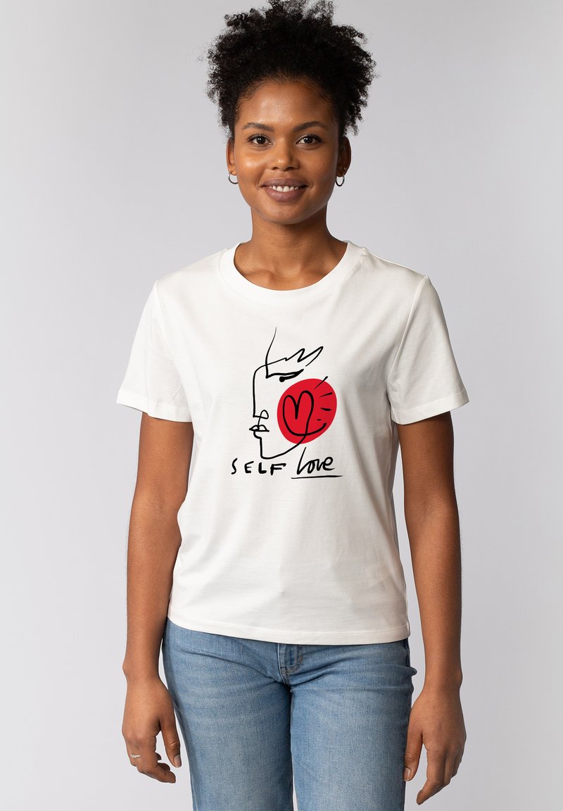 Weißes Baumwoll-T-Shirt mit einem minimalistischen Grafikdesign eines Gesichts mit einem roten Herzen und dem Text "SELF love" in Schwarz. Kurze Ärmel.