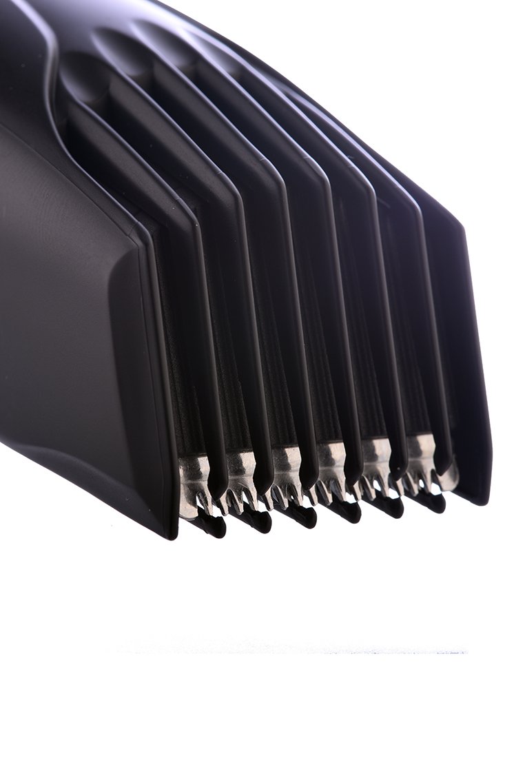 Guía para cortapelos negra con múltiples ajustes de longitud, puntas de cuchilla metálicas y un agarre texturizado para un manejo fácil.