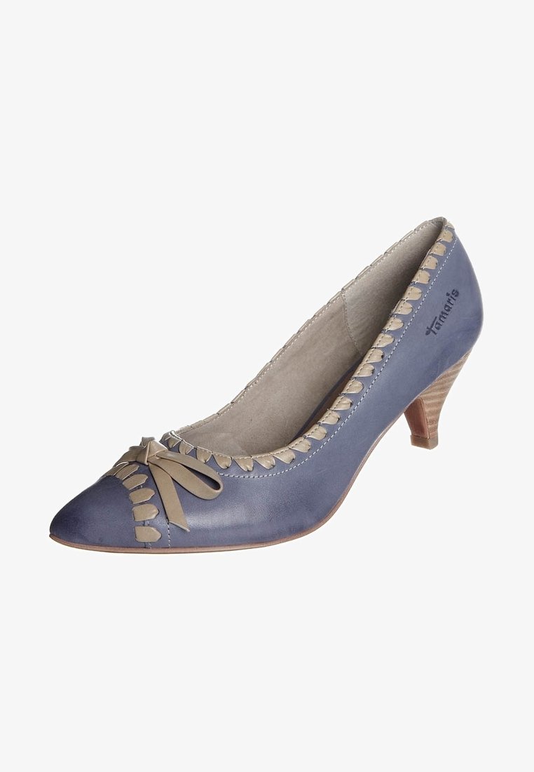 Chaussure féminine en cuir bleu à petit talon avec coutures décoratives beiges, détail nœud à l'avant et talon empilé en bois.