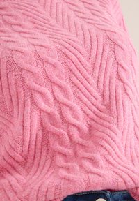 Rosa Pullover mit einem strukturierten Kabelstrickmuster. Weiches, flauschiges Material mit erhöhten diagonalen Linien und subtilen Nuancen in der Farbe.