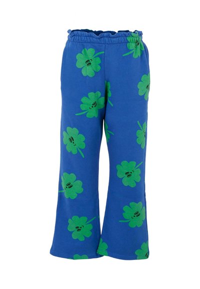 Pantalons en coton bleu avec une coupe décontractée, ornés d'un motif de trèfle vert et d'une taille élastique froncée. Design à jambes évasées.