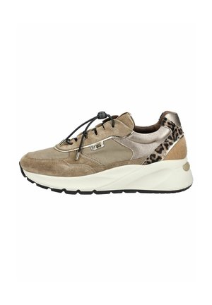 Scarpa da ginnastica beige e color cuoio con lacci elastici neri, dettaglio con stampa leopardata sul tallone, suola bianca spessa e mix di materiali in suede e tessuto.