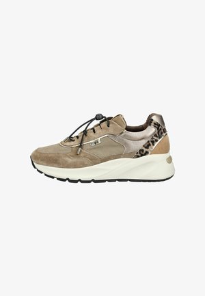 Beiger und hellbrauner Sneaker mit schwarzer elastischer Schnürung, Leopardenmuster am Absatz, klobiger weißer Sohle und einer Mischung aus Wildleder- und Stoffmaterialien.